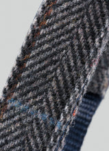 Load image into Gallery viewer, Hackett x Hugo & Hudson - Grey Checked Tweed Dog Collar/Collier pour chien en tweed à carreaux gris