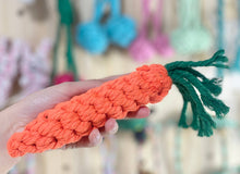 Charger l'image dans la galerie, Knotty Pawz - Handmade Large Carrot Rope Toy/Jouet en corde de carotte de grande taille fait à la main
