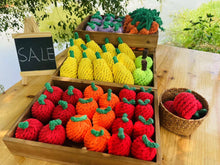 Load image into Gallery viewer, Knotty Pawz - Handmade Fruit and Vegetable Macrame Rope Toys/Jouets en corde de macramé faits à la main avec des fruits et des légumes