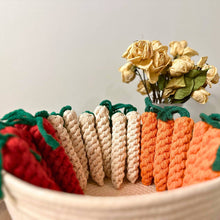 Charger l'image dans la galerie, Knotty Pawz - Carrot Rope Toys for dogs/Jouets en corde de carotte pour chiens