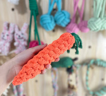 Charger l'image dans la galerie, Knotty Pawz - Handmade Large Carrot Rope Toy/Jouet en corde de carotte de grande taille fait à la main