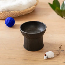 Charger l'image dans la galerie, Albie - Fluted Bamboo Cat Bowl/Gamelle pour chat en bambou cannelé