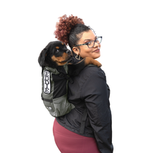 Load image into Gallery viewer, Trainer - Puppy & Small Dog Carrier/Sac de transport pour chiots et petits chiens