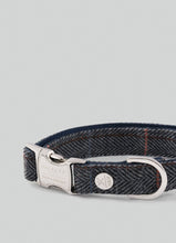 Load image into Gallery viewer, Hackett x Hugo & Hudson - Grey Checked Tweed Dog Collar/Collier pour chien en tweed à carreaux gris