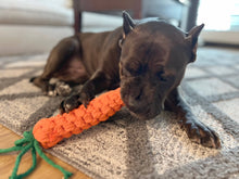 Charger l'image dans la galerie, Knotty Pawz - Handmade Large Carrot Rope Toy/Jouet en corde de carotte de grande taille fait à la main