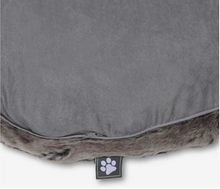 Charger l'image dans la galerie, Round Faux-Fur Reversible 36" Dog Bed