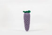 Load image into Gallery viewer, Knotty Pawz - Handmade Fruit and Vegetable Macrame Rope Toys/Jouets en corde de macramé faits à la main avec des fruits et des légumes
