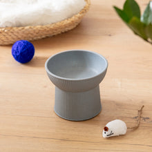 Charger l'image dans la galerie, Albie - Fluted Bamboo Cat Bowl/Gamelle pour chat en bambou cannelé
