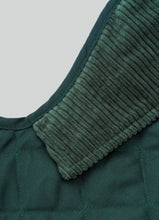 Load image into Gallery viewer, Hackett x Hugo &amp; Hudson - Forest Green Quilted Dog Jacket/Veste matelassée pour chien vert forêt
