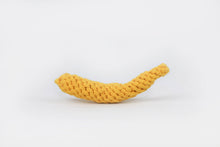 Load image into Gallery viewer, Knotty Pawz - Handmade Fruit and Vegetable Macrame Rope Toys/Jouets en corde de macramé faits à la main avec des fruits et des légumes
